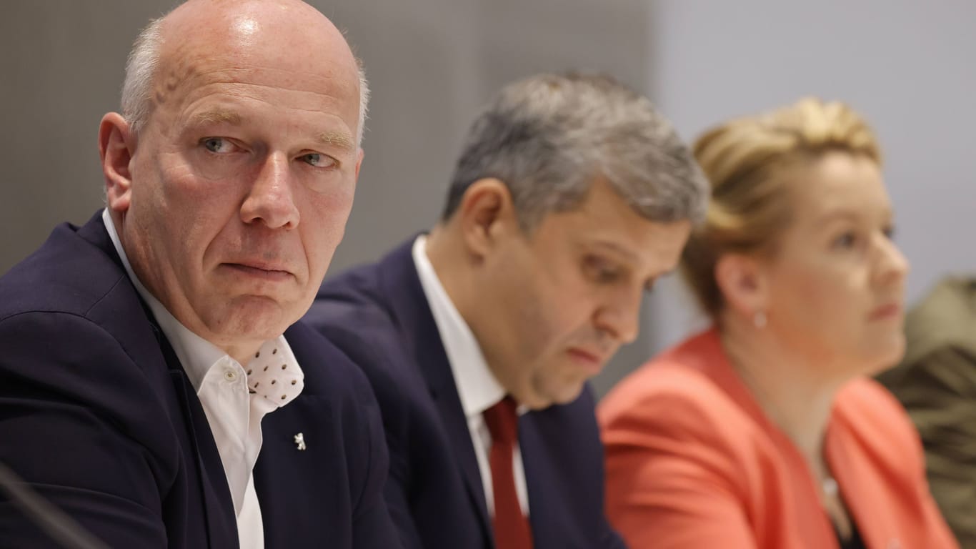 Berlins Regierender Bürgermeister Kai Wegner (links) mit den SPD-Chefs Raed Saleh (mitte) und Franziska Giffey. (Archivfoto)