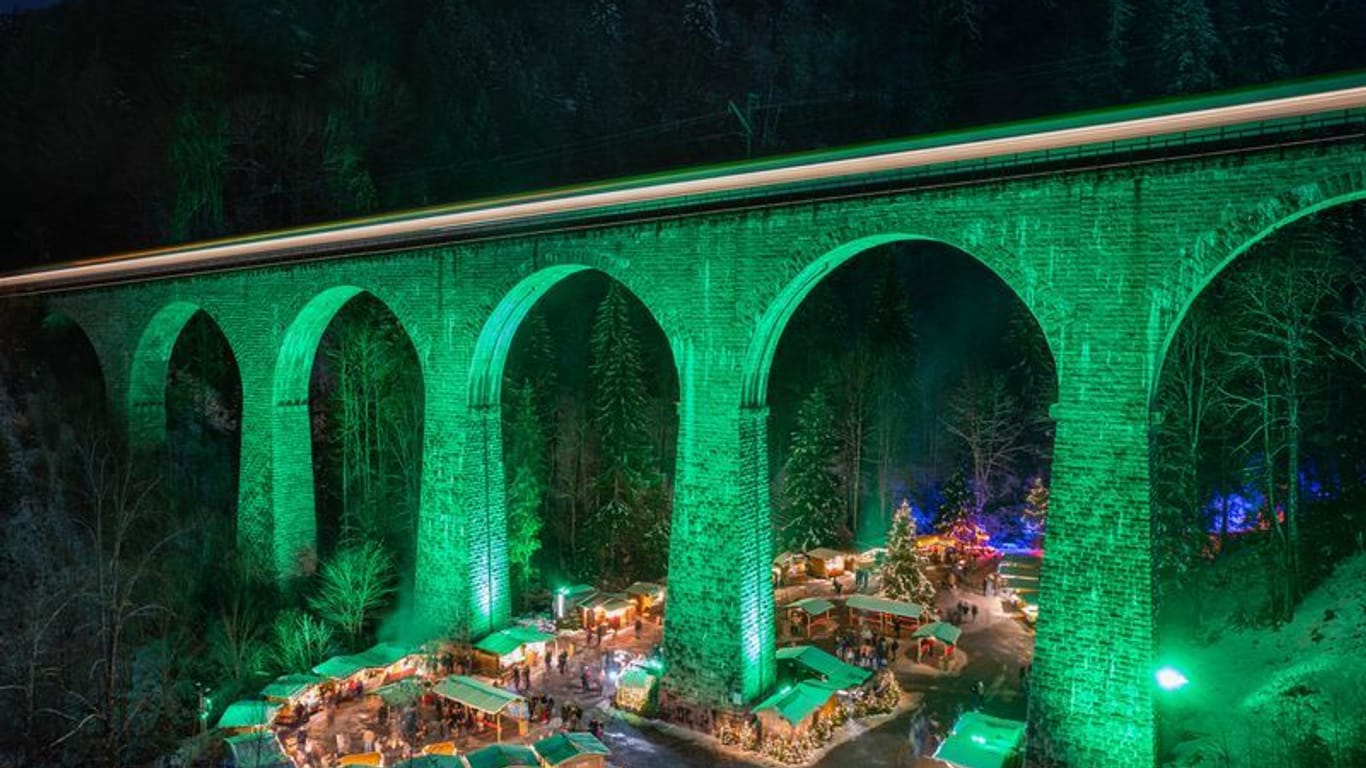 Die Brücke der Höllentalbahn bietet eine einzigartige Kulisse für den Weihnachtsmarkt in der Ravennaschlucht.