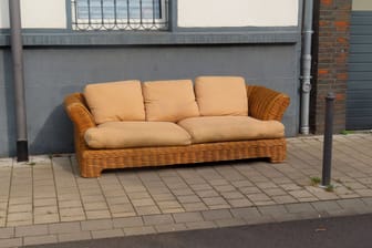 Ein Sofa am Straßenrand (Symbolbild): In Bayern landete ein solches Möbelstück auf einer Autobahn.