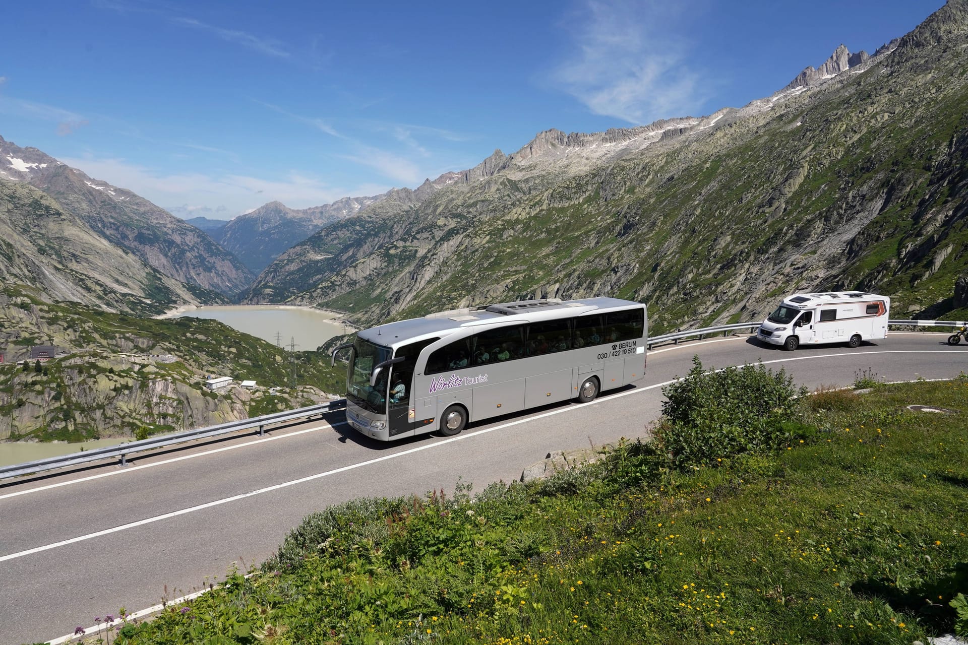 Auf Tour: Ein deutscher Reisebus fährt durchs Berner Oberland.