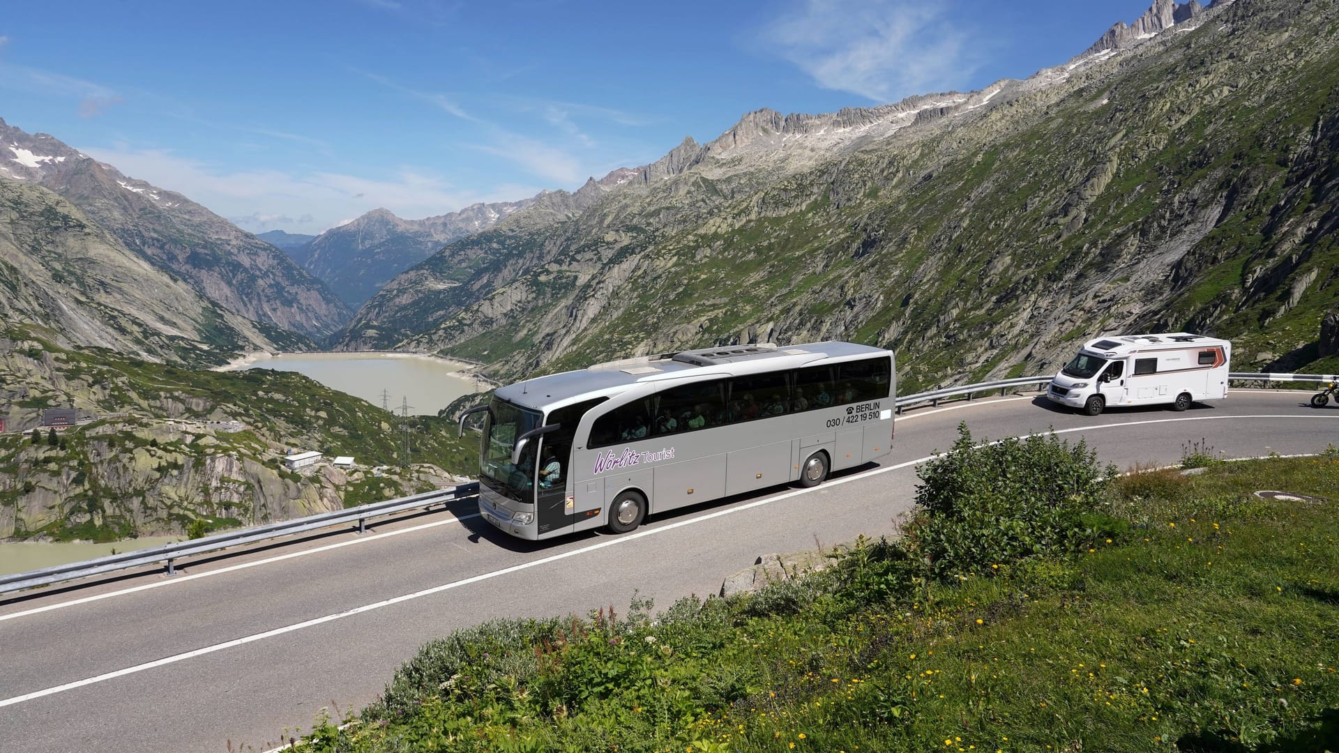 Auf Tour: Ein deutscher Reisebus fährt durchs Berner Oberland.