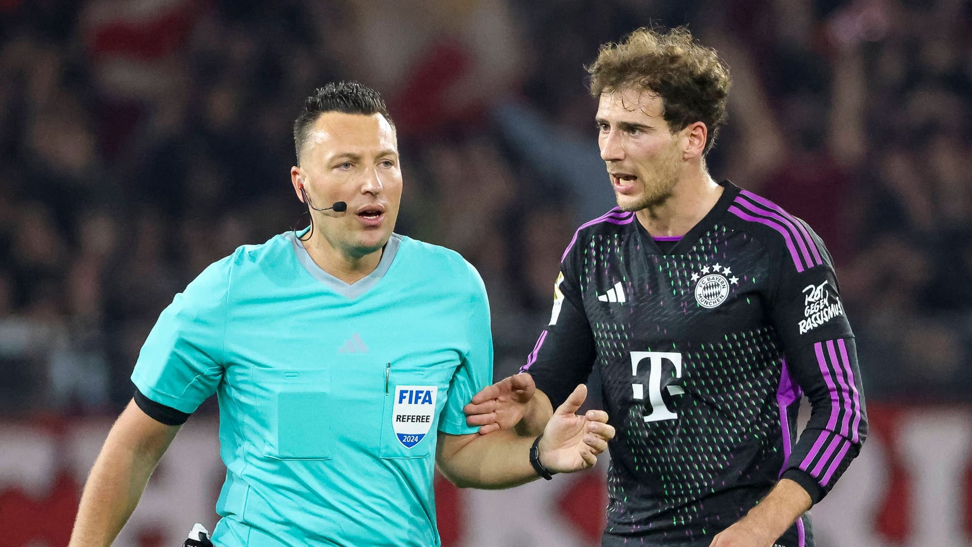 Sven Jablonski (l.) und Leon Goretzka: Der Schiedsrichter hat bereits mehrere Bundesliga-Partien gepfiffen.