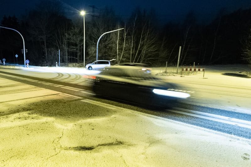 Ein Auto fährt über eine verschneite Kreuzung in Norderstedt bei Hamburg (Symbolbild):