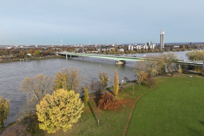 Die Zoobrücke in Köln, im Vordergrund der Rheinpark (Symbolbild): Bei der Ausschreibung zu Sanierungsarbeiten gab es verbotene Absprachen.