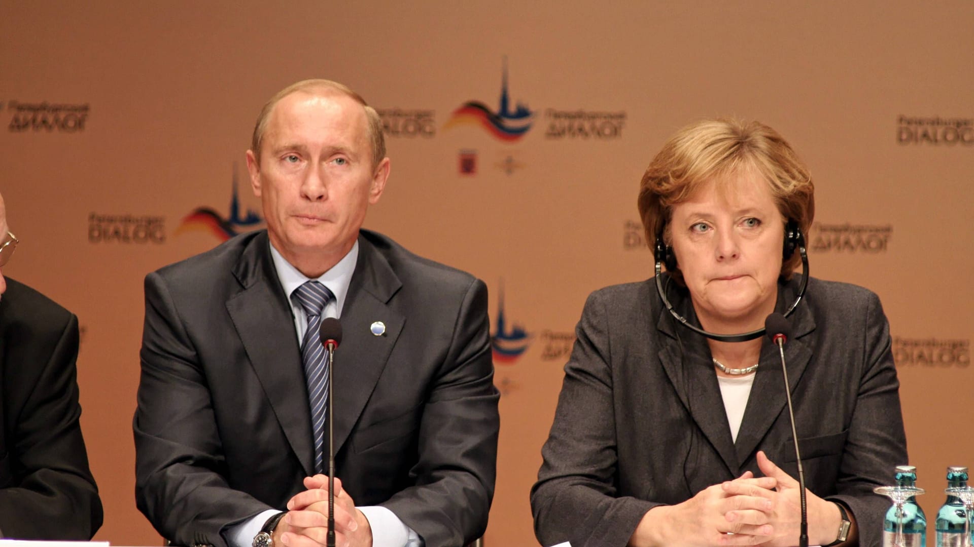 Putin und die damalige Bundeskanzlerin Merkel beim Petersburger Dialog in Wiesbaden 2007.