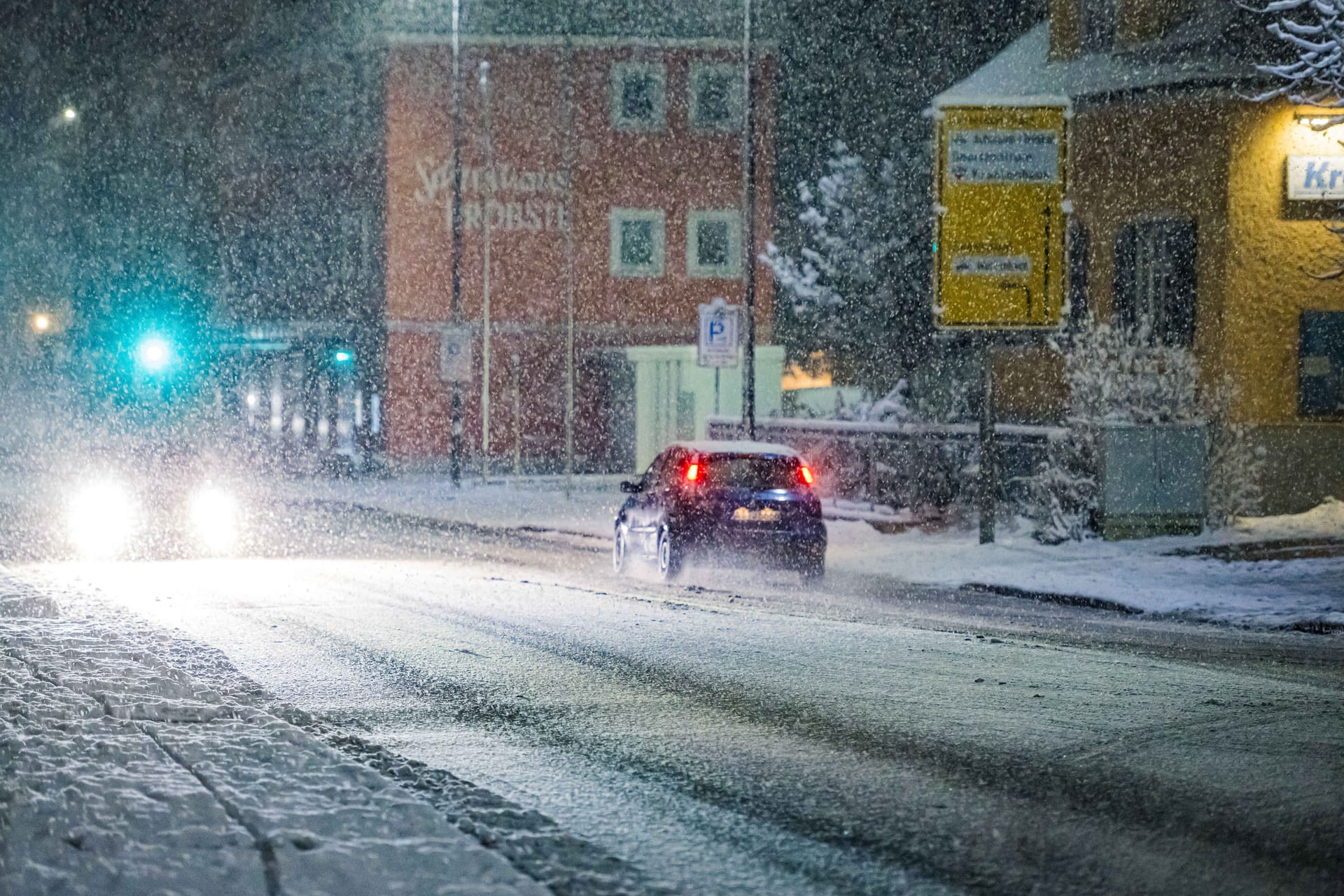 Schneefall am Abend in Oberbayern: Der Deutsche Wetterdienst hat Autofahrer vor den Schneemengen gewarnt.