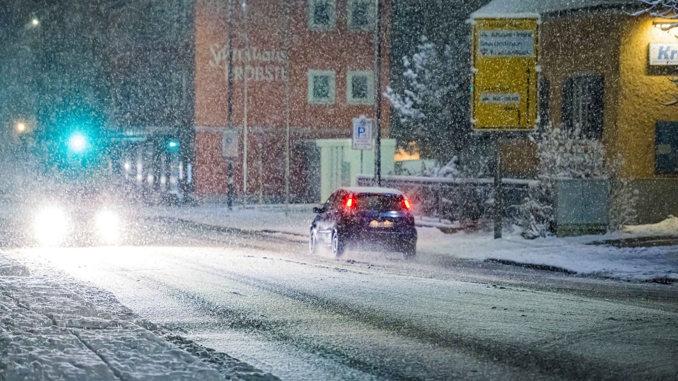 Schneefall am Abend in Oberbayern: Der Deutsche Wetterdienst hat Autofahrer vor den Schneemengen gewarnt.