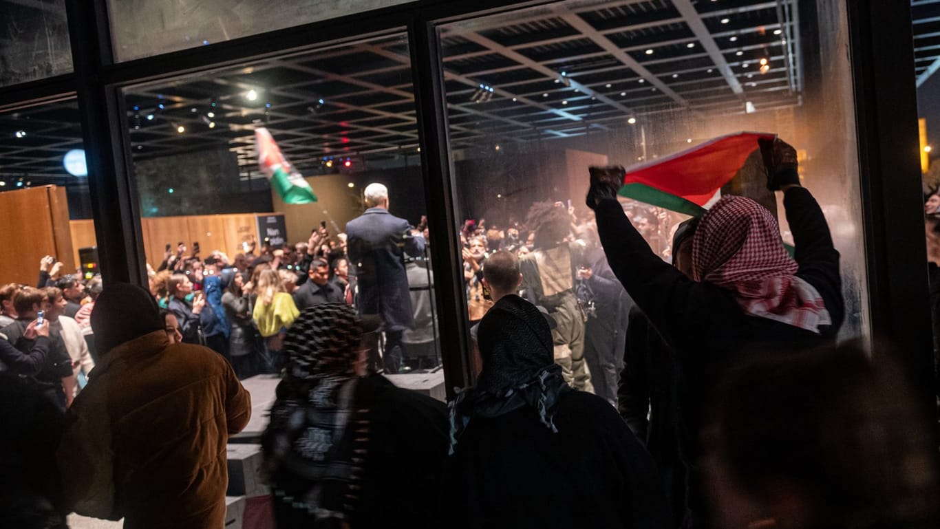 Demonstration vor der Neuen Nationalgalerie: Mit Fahnen, Tüchern und Sprechchören drücken die Protestanten ihre Solidarität mit den Palästinenser in Gaza und dem Westjordanland aus.