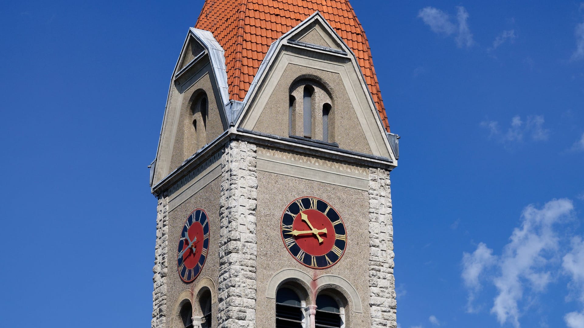 Die Turmspitze der früheren Auferstehungskirche der Altkatholiken in Köln. (Archivfoto)