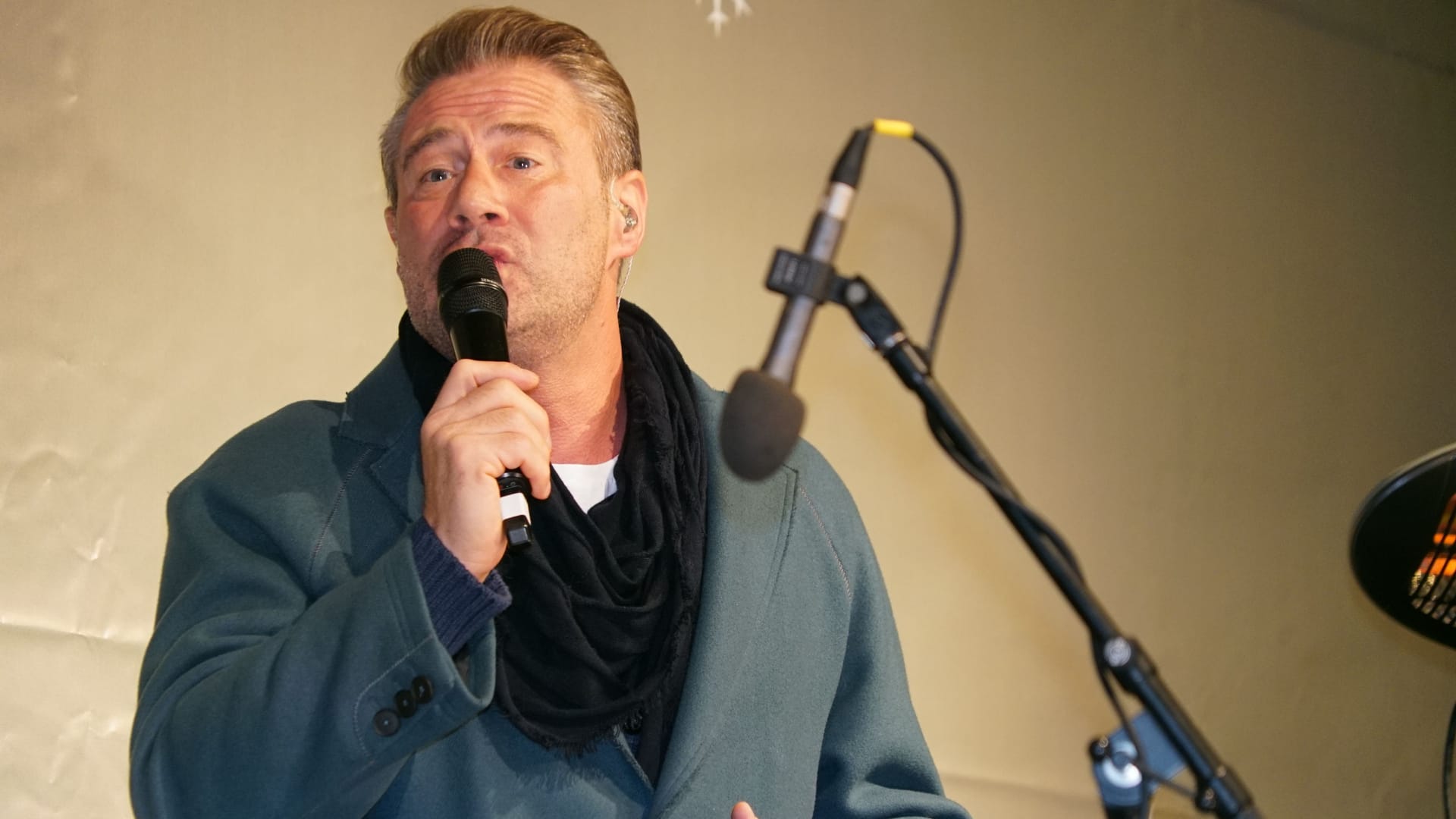 Popsänger Sasha: Sein Konzert sollte den Auftakt in die Vorweihnachtszeit in der Hamburger City bilden. Popsänger Sasha: Sein Konzert sollte den Auftakt in die Vorweihnachtszeit in der Hamburger City bilden.