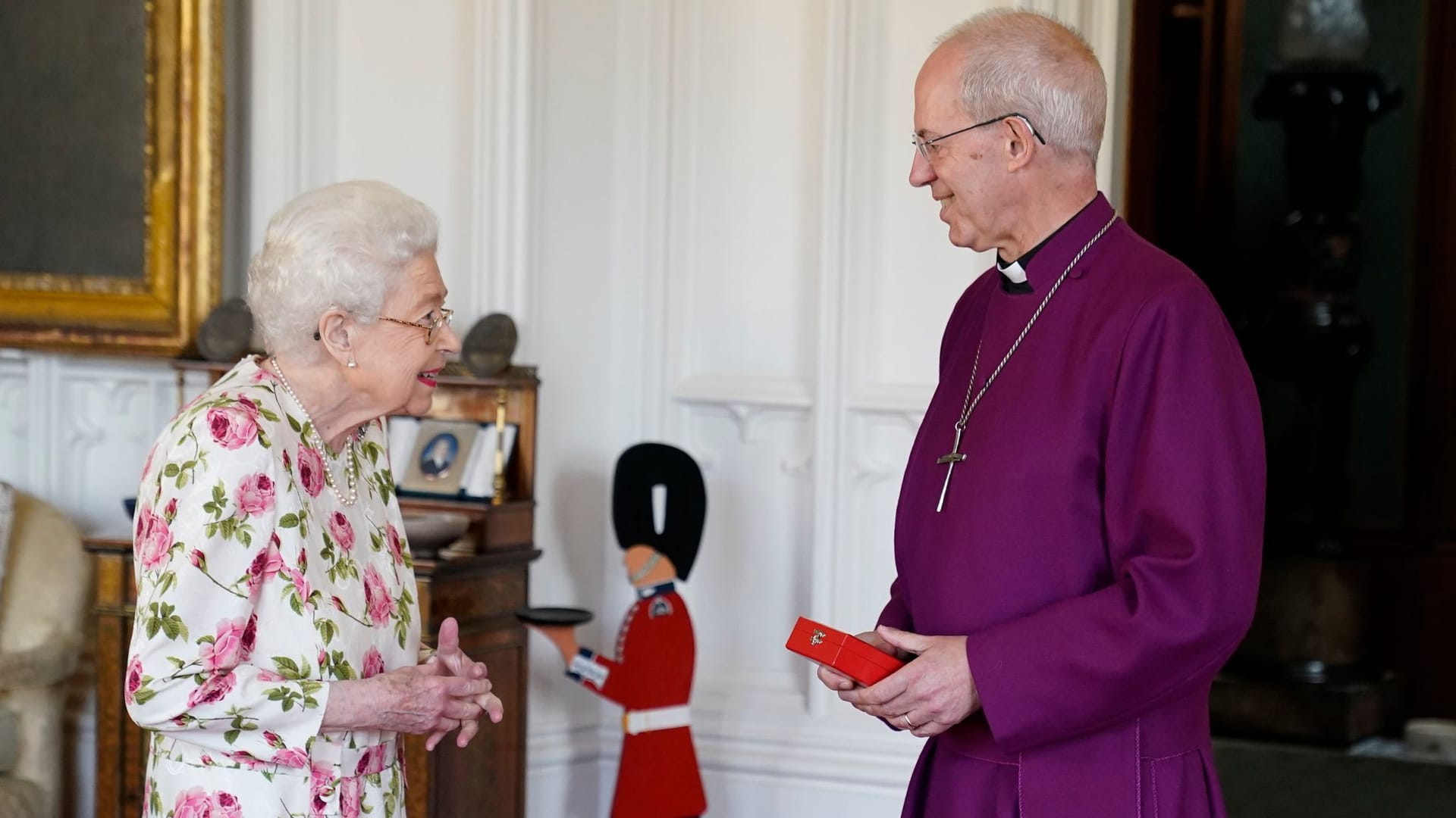 Königin Elizabeth II mit Justin Welby (Archivbild): Aufgabe des Oberhaupts der anglikanischen Kirche ist unter anderem die Krönung der britischen Monarchen.