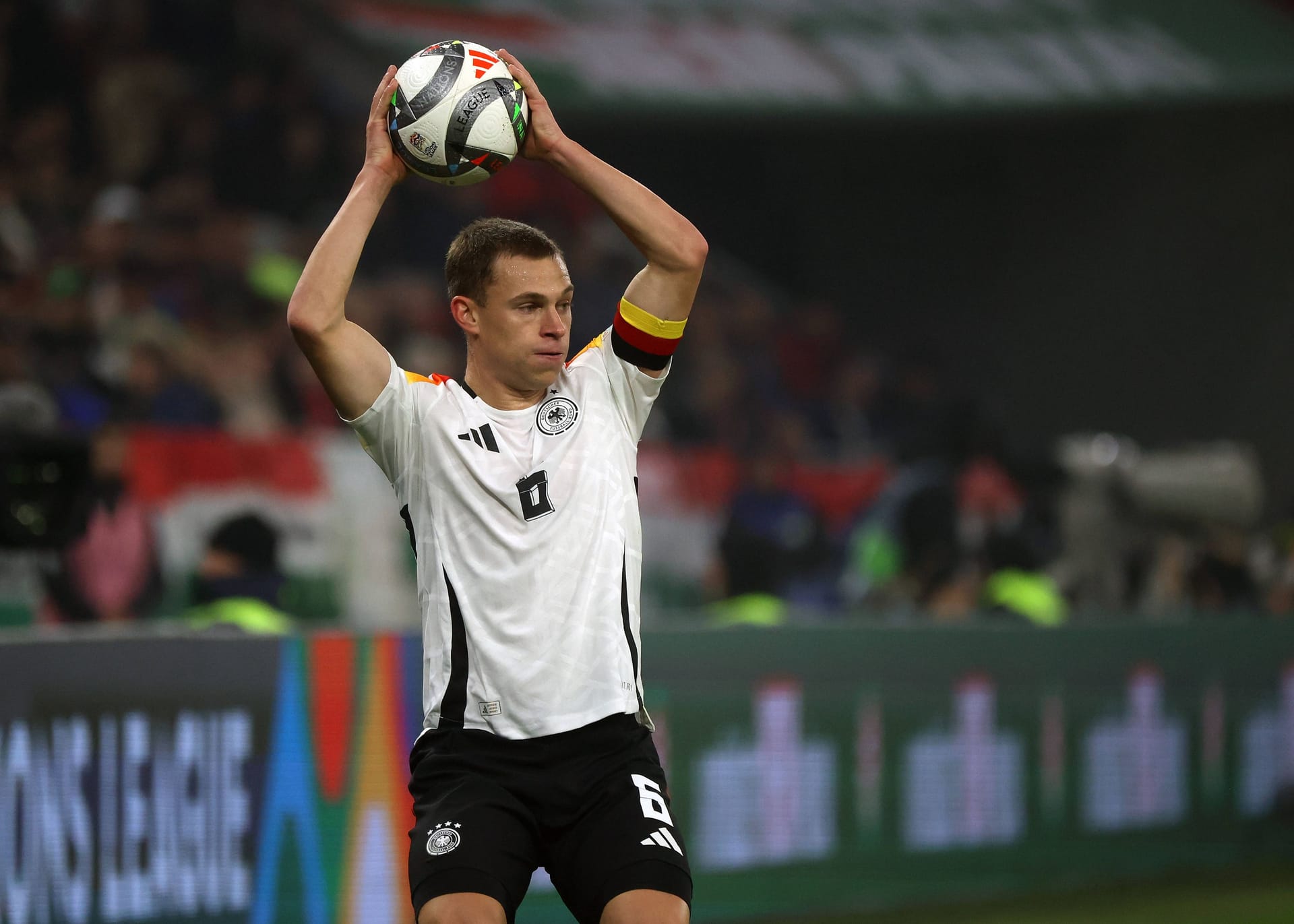 Joshua Kimmich (bis 46.): An die Leistung vom Samstag konnte der Kapitän nur bedingt anknüpfen. Für eine seiner präzisen Flanken fehlte in der Abwesenheit von Tim Kleindienst und Kopfballungeheuer Musiala ein Abnehmer. Defensiv bis auf einen Wackler gegen Nagy (39.) aber verlässlich. Note 3