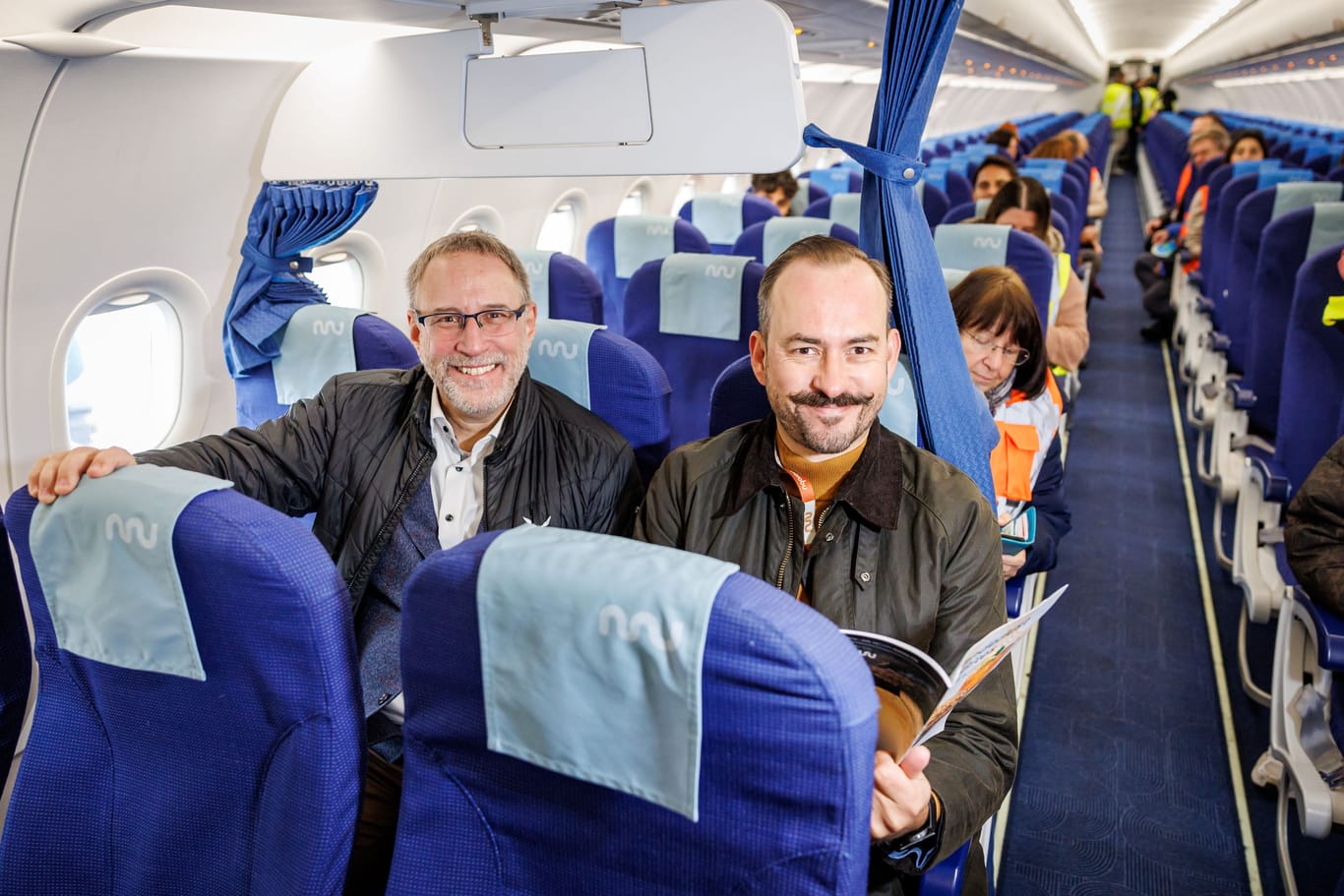 Marabu-CEO Axel Schefe (r.) und Flughafengeschäftsführer Dr. Michael Hupe (l.) in einem Airbus: Die Airline stationiert mehrere Flugzeuge in Nürnberg.