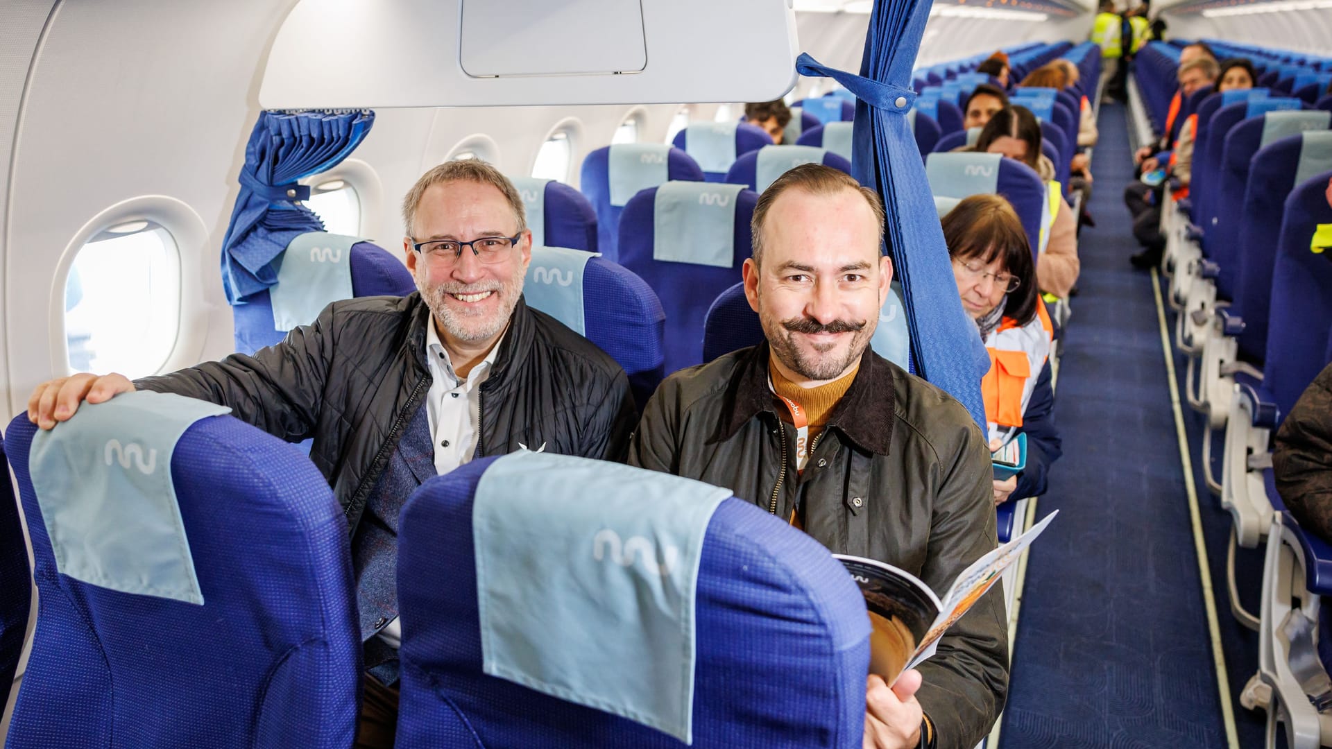 Marabu-CEO Axel Schefe (r.) und Flughafengeschäftsführer Dr. Michael Hupe (l.) in einem Airbus: Die Airline stationiert mehrere Flugzeuge in Nürnberg.