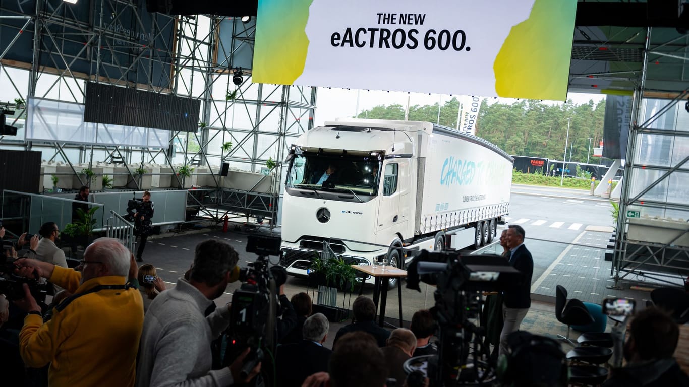 Daimler Truck stellt batterieelektrischen Fernverkehrs-Lkw vor