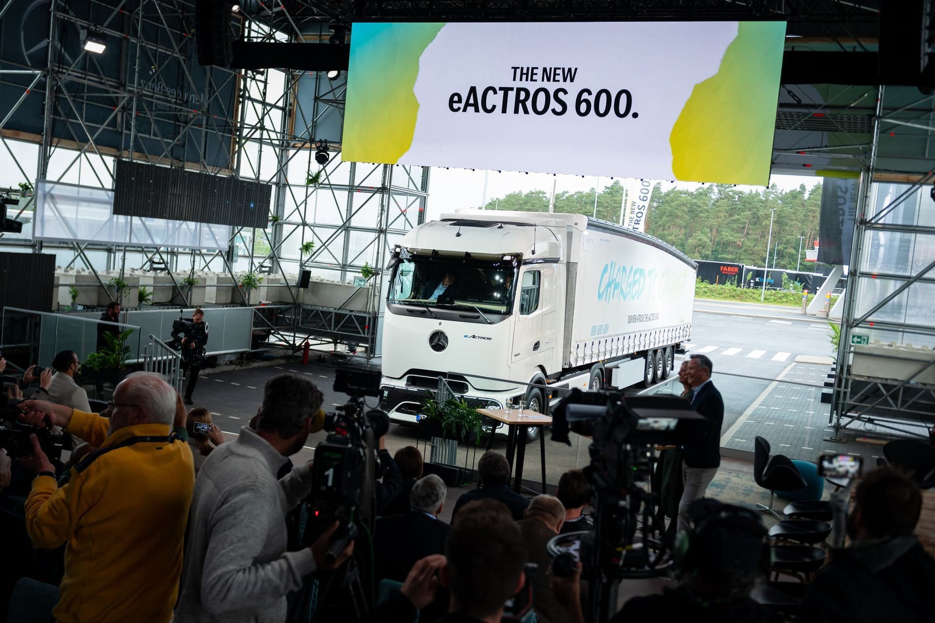 Daimler Truck stellt batterieelektrischen Fernverkehrs-Lkw vor