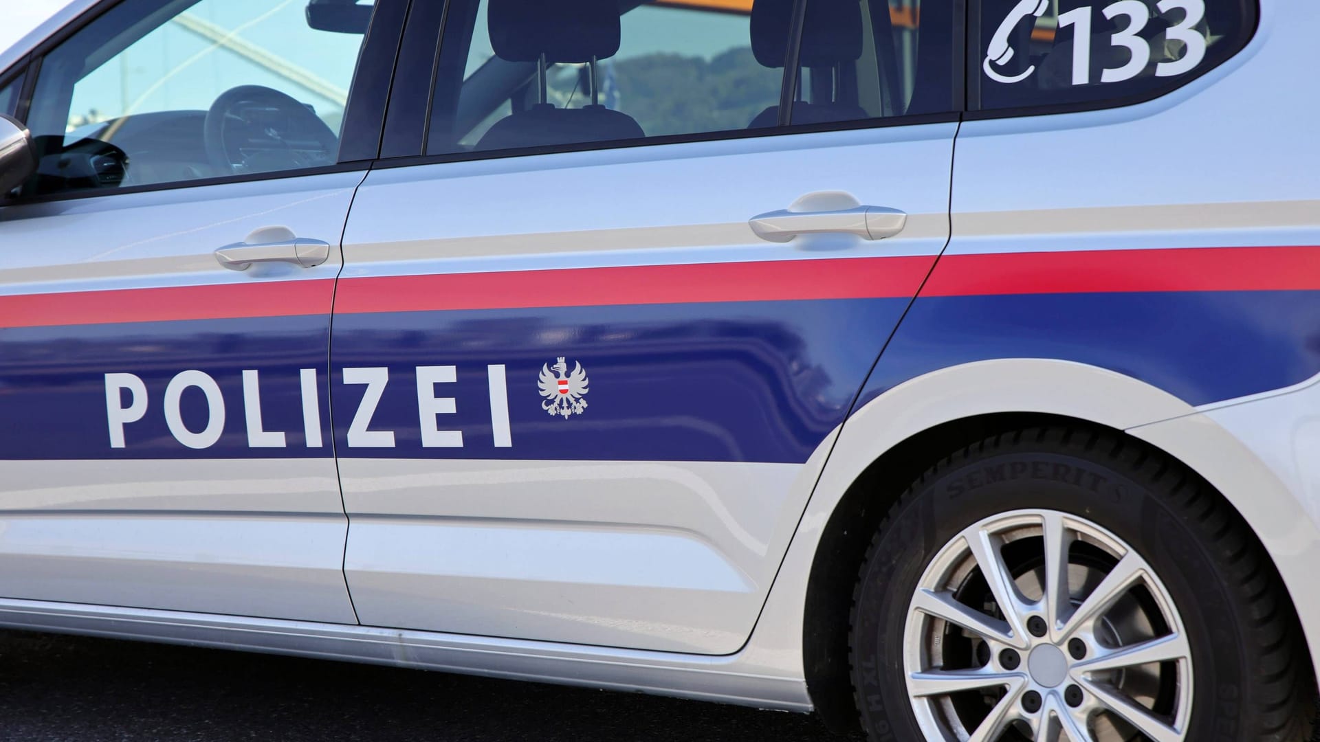 Ein Polizeiauto in Österreich (Symbolbild): Ein vermisstes Baby wurde tot gefunden.