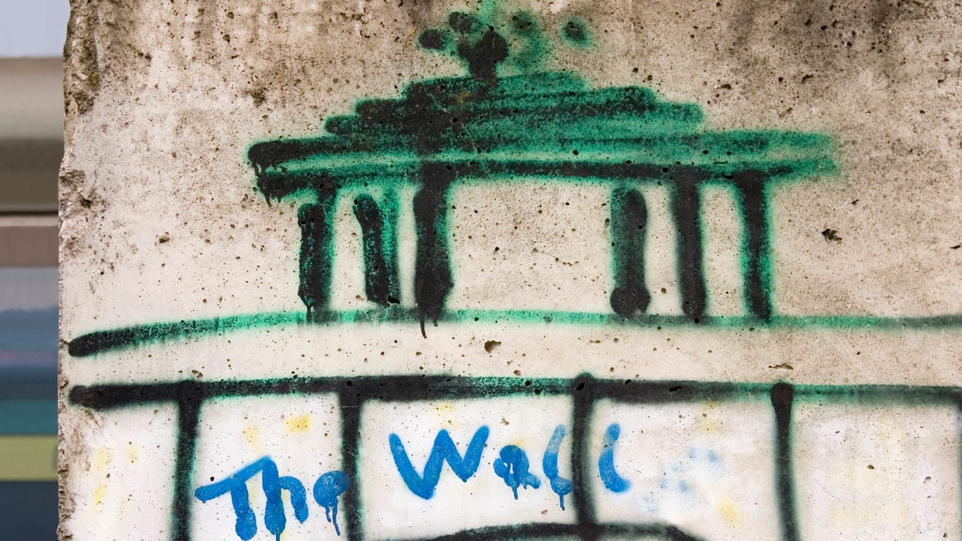 Das Brandenburger Tor mit dem Schriftzug "Die Mauer" (Symbolbild): Am 13. August 1961 riegelte die DDR die Grenze zu West-Berlin ab und errichtete die Berliner Mauer.