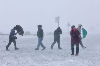 Schierke in Sachsen-Anhalt: Wanderer sind bei frostigen Temperaturen und Wind auf dem Brocken unterwegs.