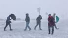 Schierke in Sachsen-Anhalt: Wanderer sind bei frostigen Temperaturen und Wind auf dem Brocken unterwegs.