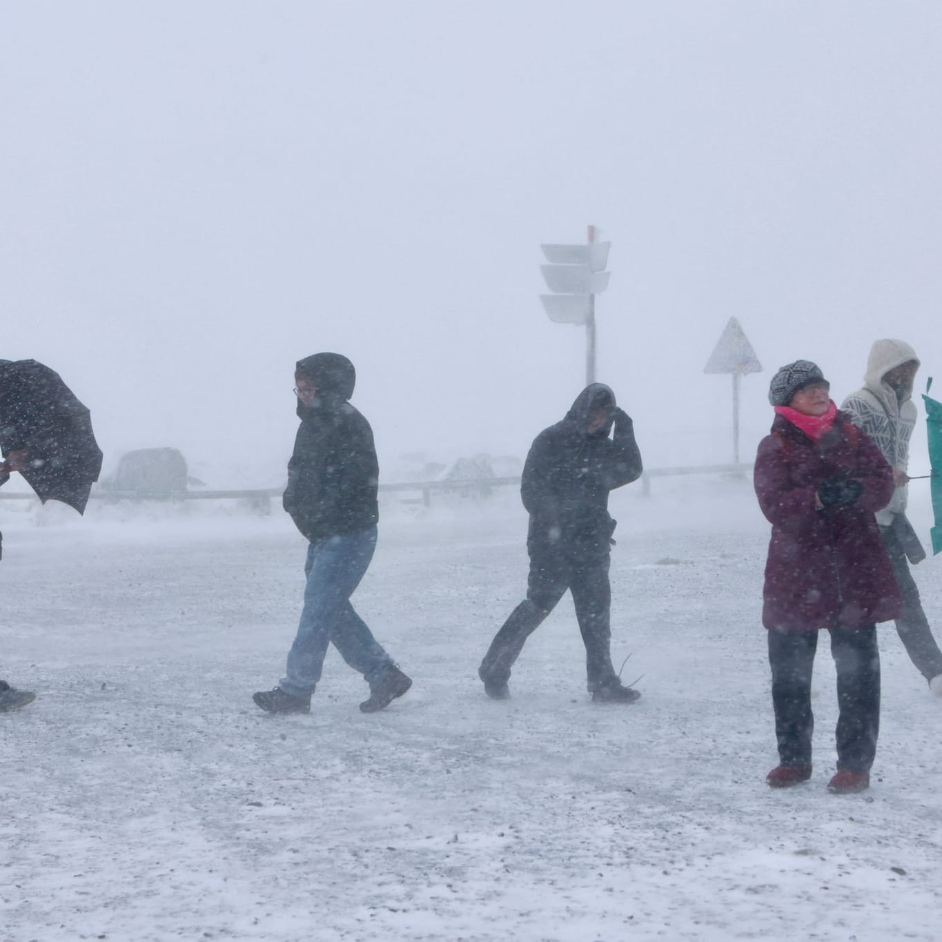 Schierke in Sachsen-Anhalt: Wanderer sind bei frostigen Temperaturen und Wind auf dem Brocken unterwegs.