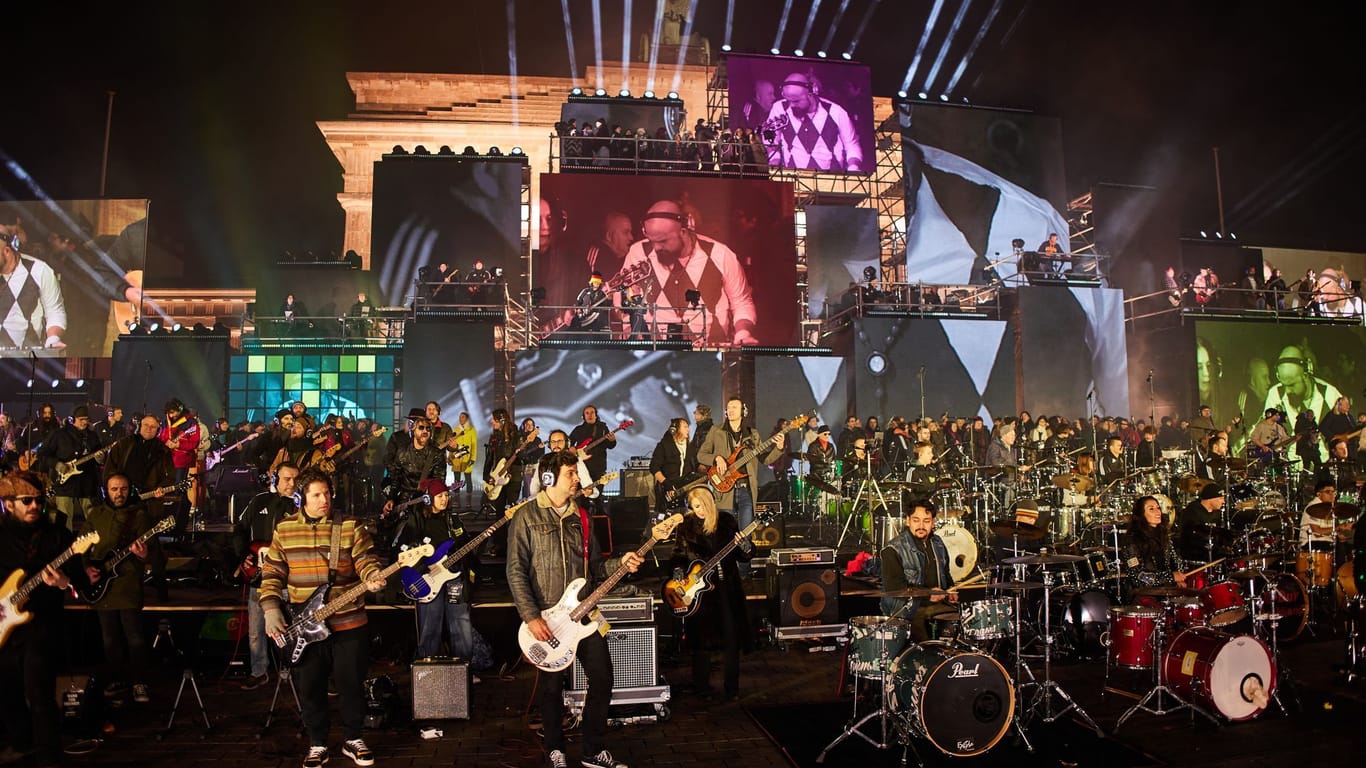 Musiker auf der Bühne vor dem Brandenburger Tor: Zum Abschluss der Feierlichkeiten zu dem Mauerfall-Jubiläum erklang ein ungewöhnliches Konzert entlang des früheren Grenzverlaufs.