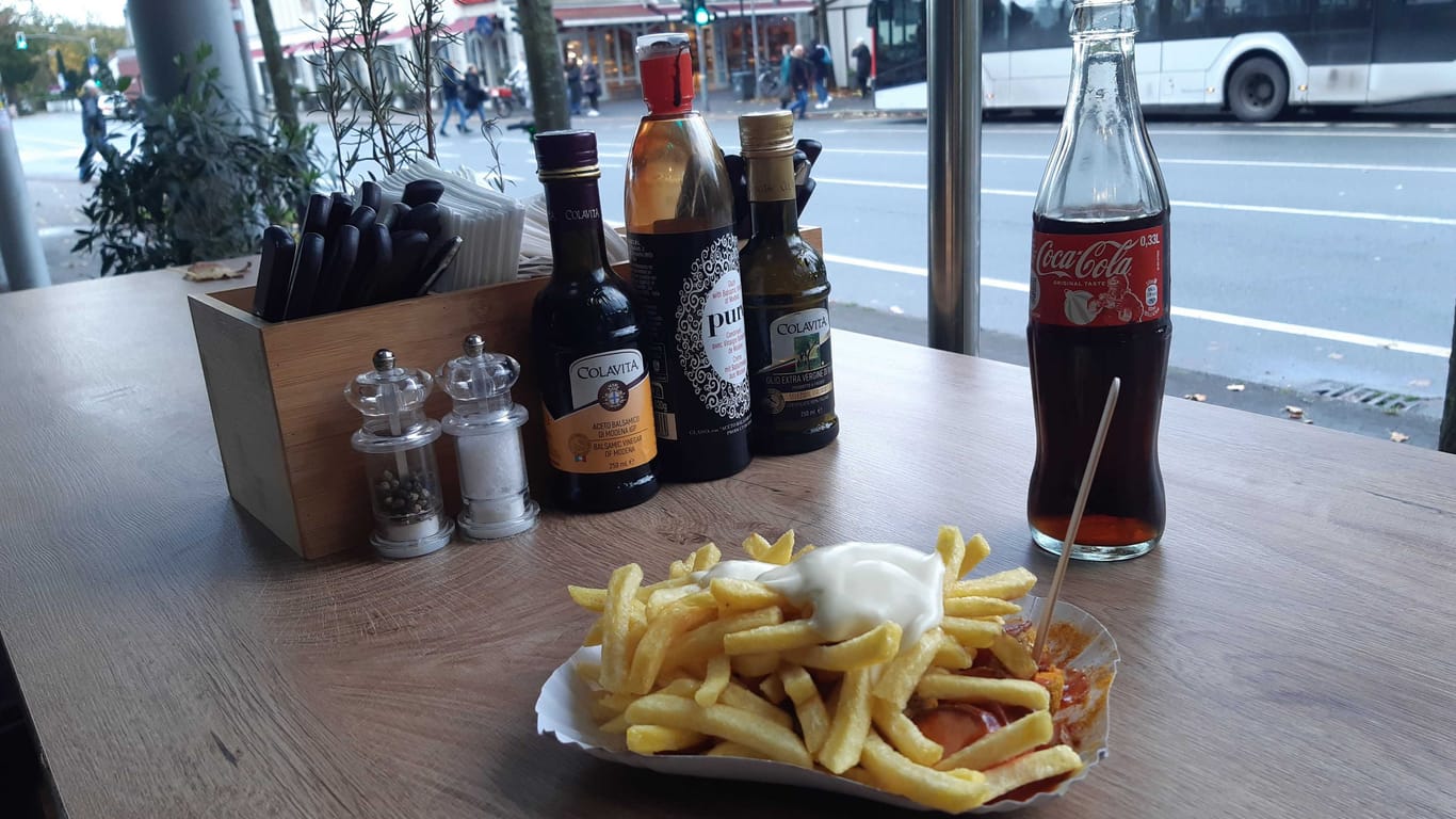 Currywurst mit Pommes und Cola: Seit fast 50 Jahren stehen die Gäste dafür in Kaiserswerth Schlange.