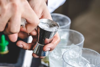 Schnaps wird in ein Glas gefüllt: Gepanschter Alkohol kann einen Menschen töten.