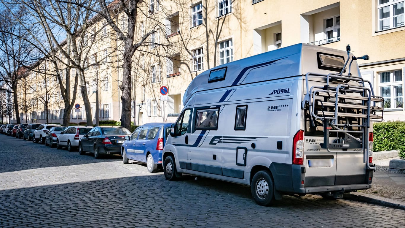 Abgemeldet bis zum Frühjahr: Viele Autos mit Saisonkennzeichen dürfen ab heute nur noch auf Privatgrund stehen.