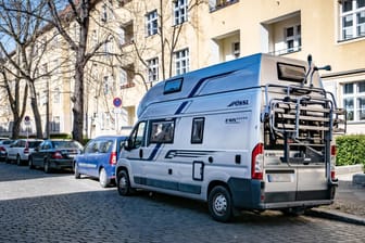 Abgemeldet bis zum Frühjahr: Viele Autos mit Saisonkennzeichen dürfen ab heute nur noch auf Privatgrund stehen.