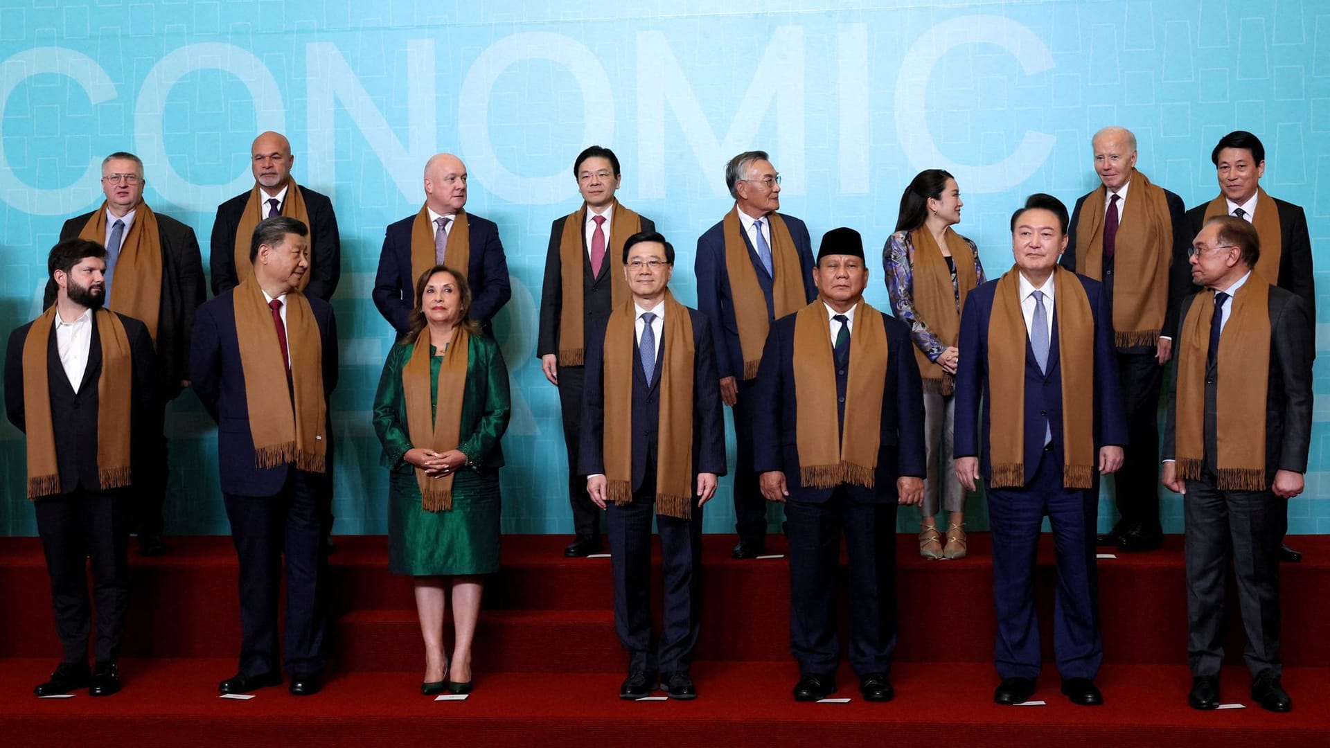 Gruppenbild der APEC-Teilnehmer, hinten rechts Joe Biden.