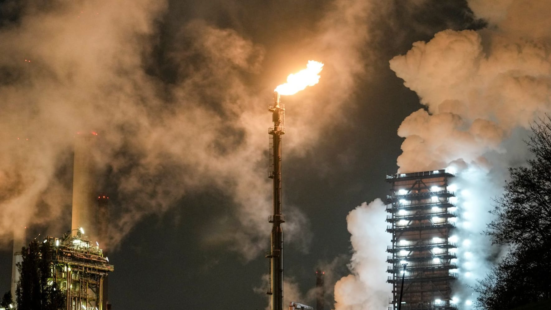 Thyssenkrupp: Dampf steigt über dem Werk in Duisburg auf.