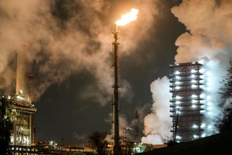 Thyssenkrupp: Dampf steigt über dem Werk in Duisburg auf.