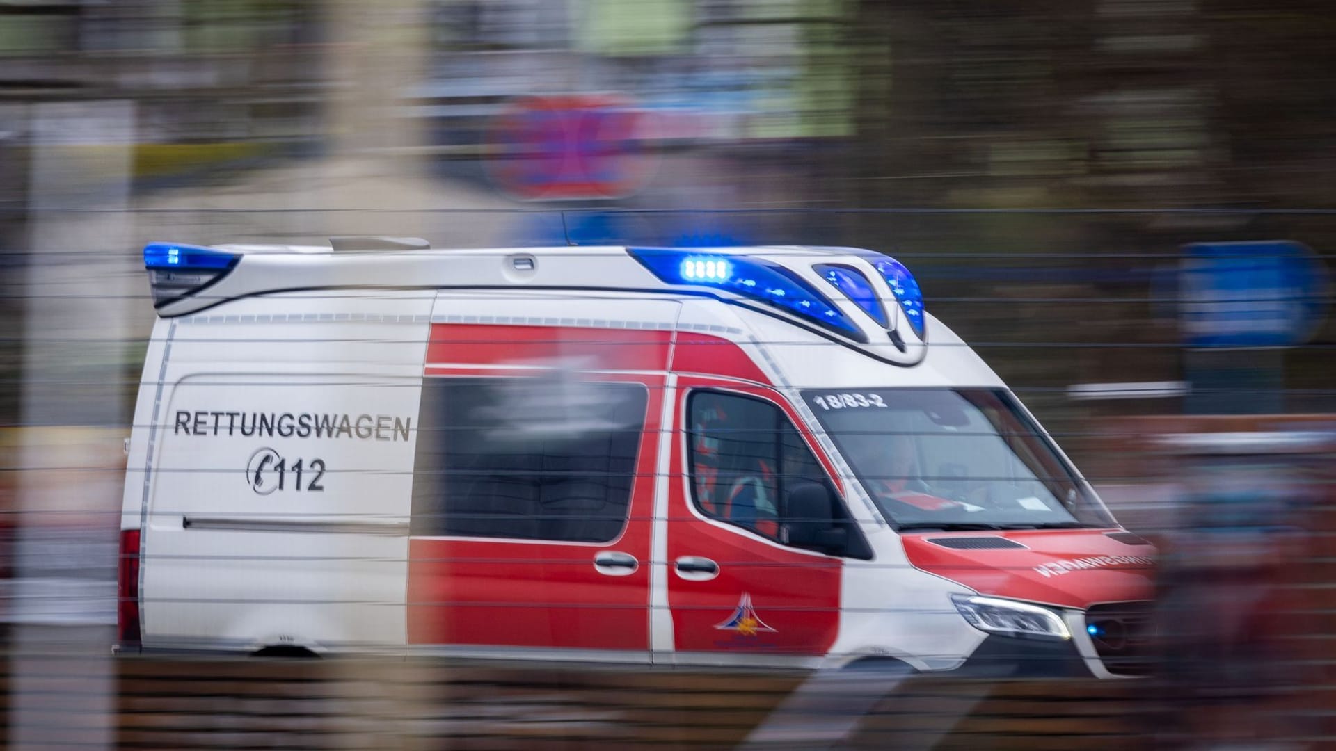 Rettungswagen im Einsatz (Symbolfoto): Der Fahrer des Wagens hatte offenbar keine Chance zu bremsen und erfasste den Jungen.