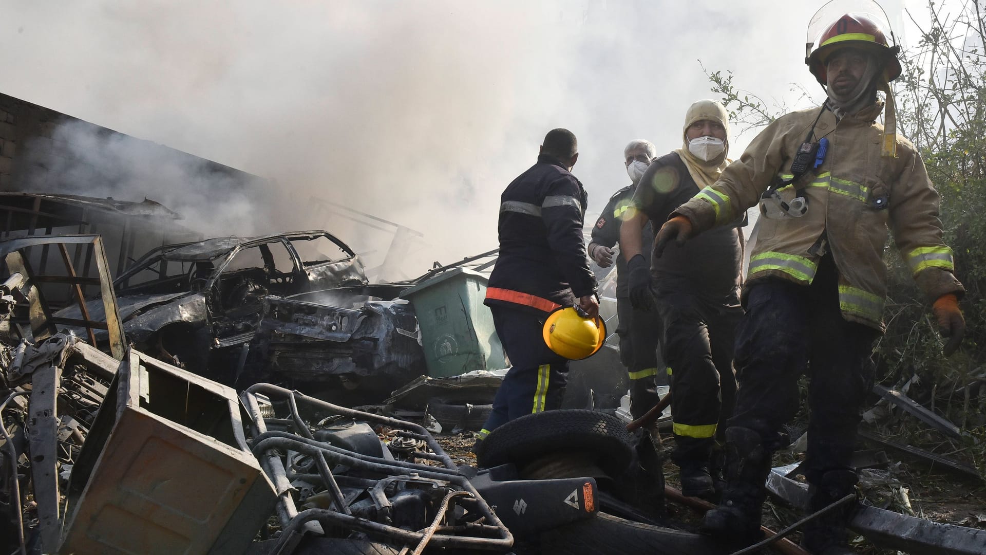 Feuerwehrleute stehen in den Trümmern eines zerstörten Hauses in Beirut (Archivbild).