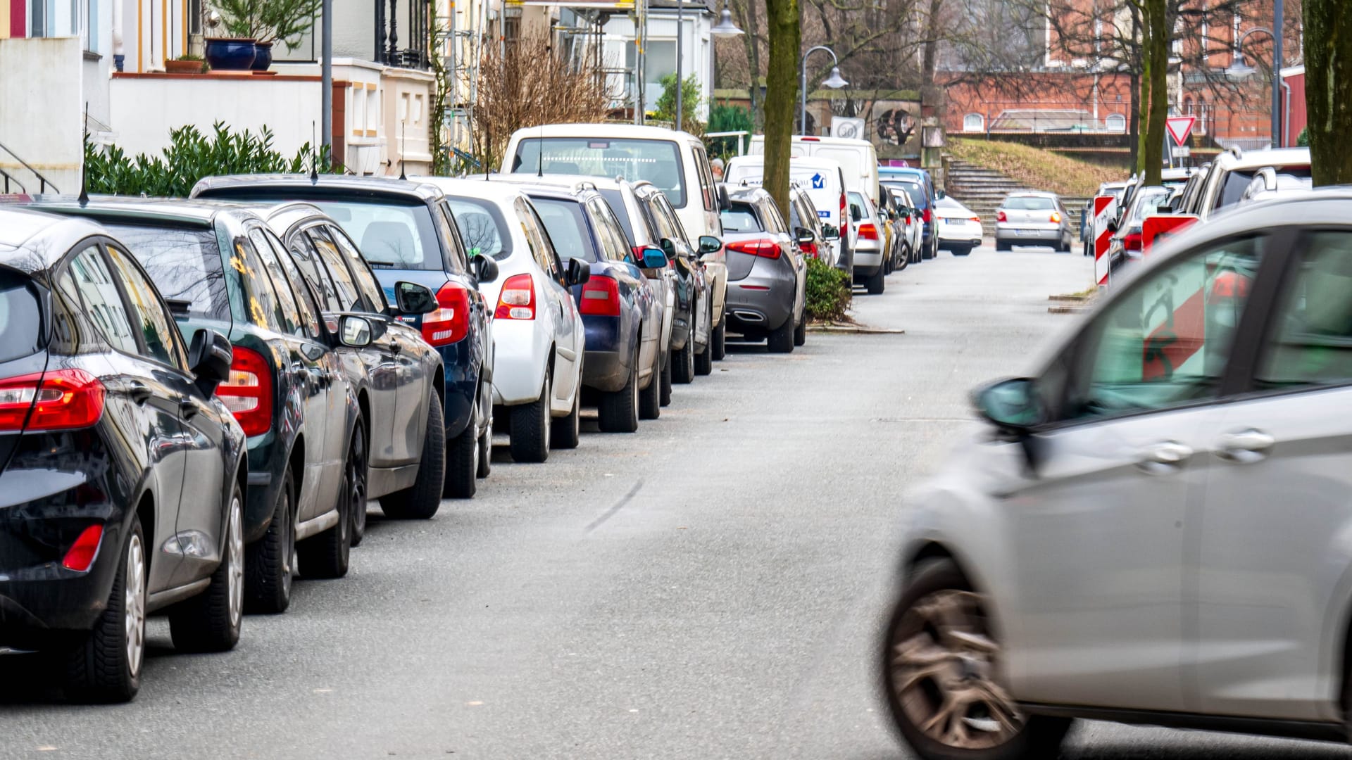 Autos in der Bremer Innenstadt parken am Straßenrand: Das wird ab kommendem Jahr teurer.