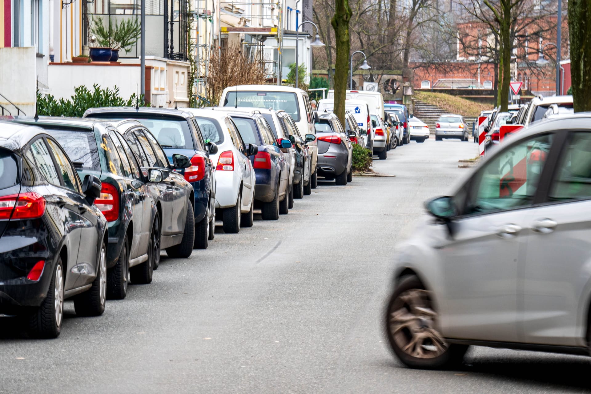 Autos in der Bremer Innenstadt parken am Straßenrand: Das wird ab kommendem Jahr teurer.