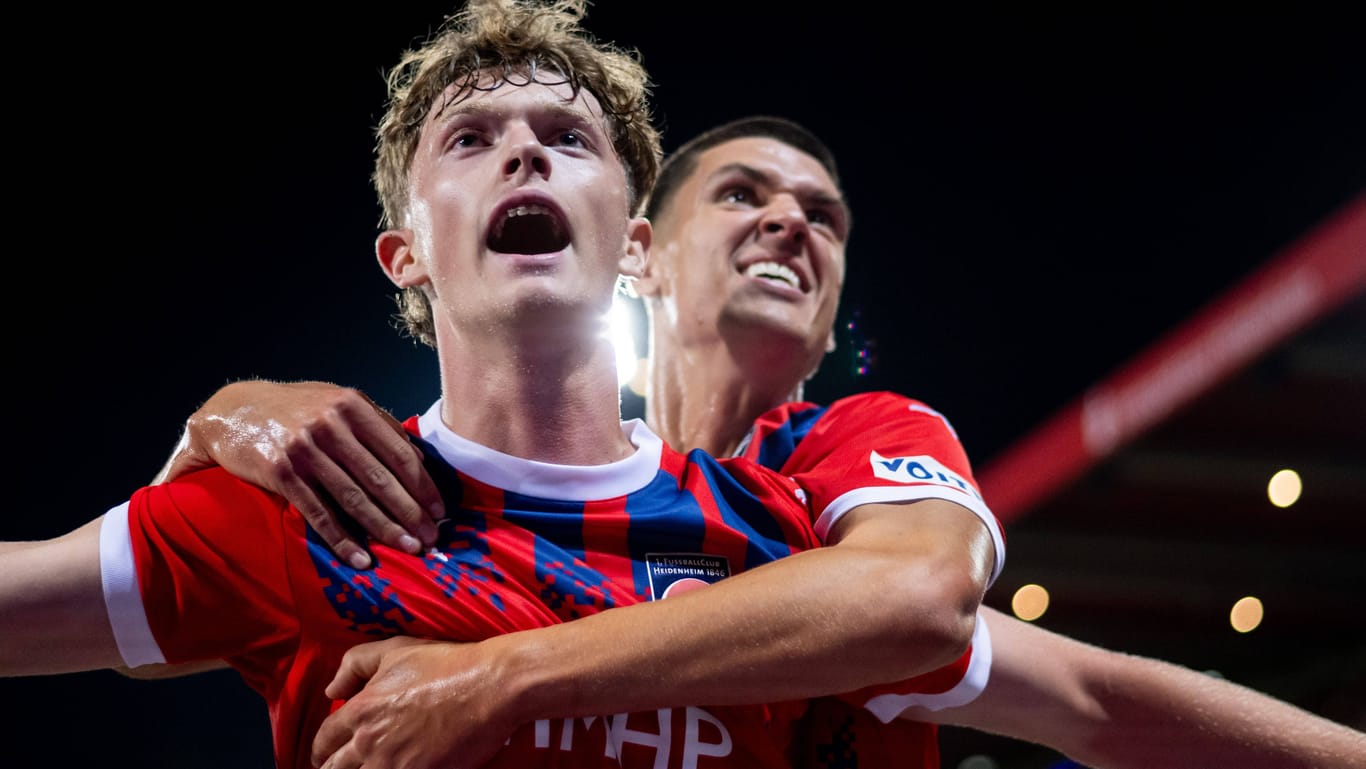 Paul Wanner (l.) jubelt mit Mathias Honsak: Der 1. FC Heidenheim träumt von einer "magischen Nacht".