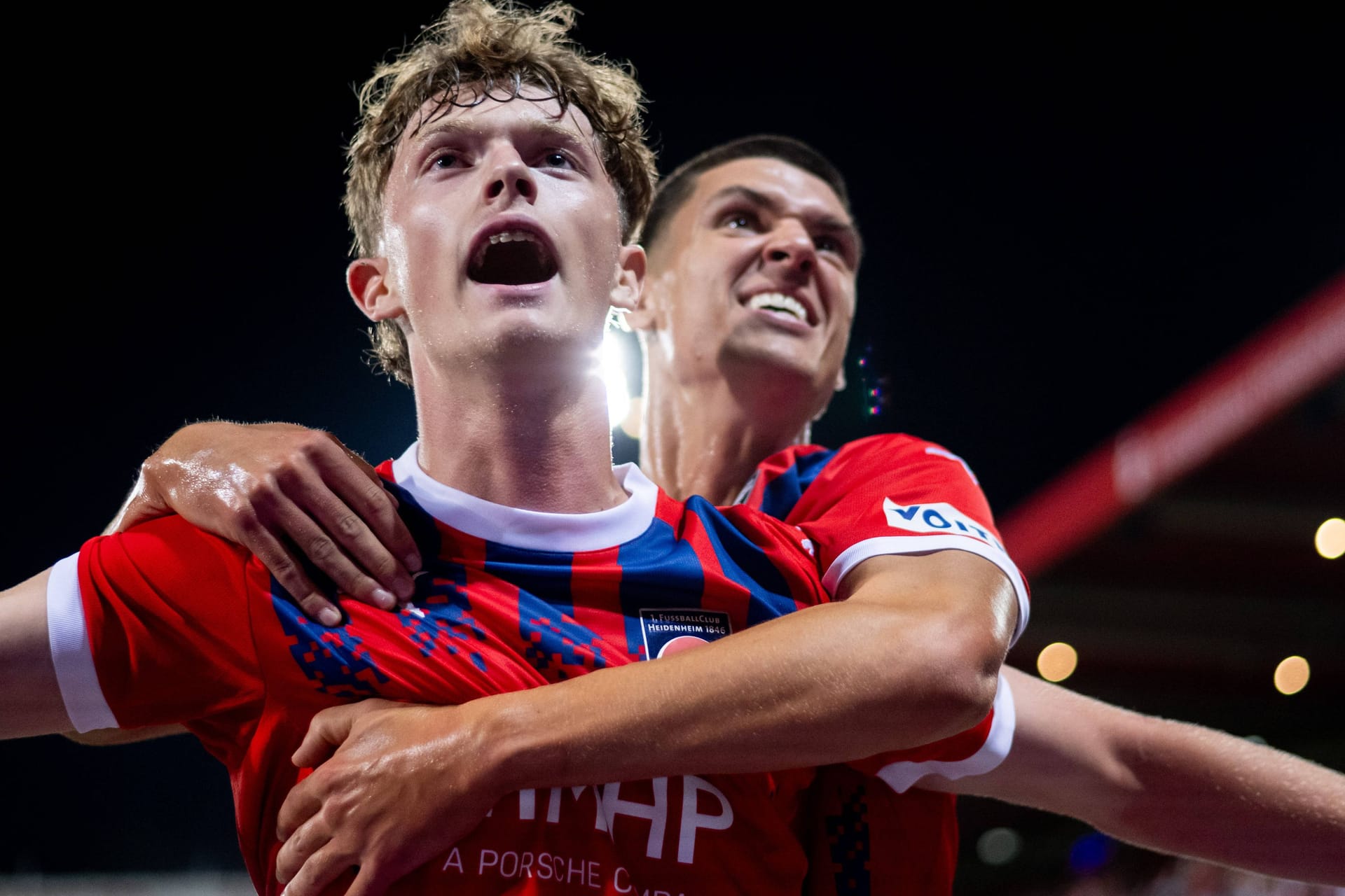 Paul Wanner (l.) jubelt mit Mathias Honsak: Der 1. FC Heidenheim träumt von einer "magischen Nacht".