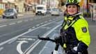 Polizeioberkommissarin Candice Newgas am Brackeler Hellweg: Hier stürzten zwischen April und Oktober sieben Fahrradfahrer.