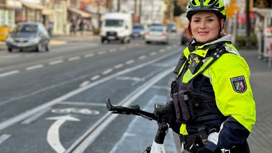 Polizeioberkommissarin Candice Newgas am Brackeler Hellweg: Hier stürzten zwischen April und Oktober sieben Fahrradfahrer.