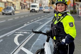 Polizeioberkommissarin Candice Newgas am Brackeler Hellweg: Hier stürzten zwischen April und Oktober sieben Fahrradfahrer.