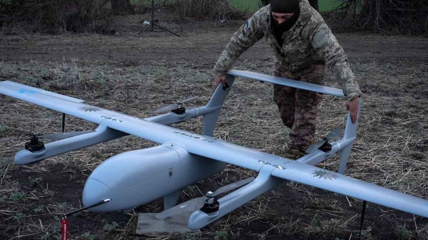 Eine Kampfdrohne des ukrainischen Militärs (Symbolbild): Die Fluggeräte können Ziele Hunderte Kilometer hinter der Front erreichen.