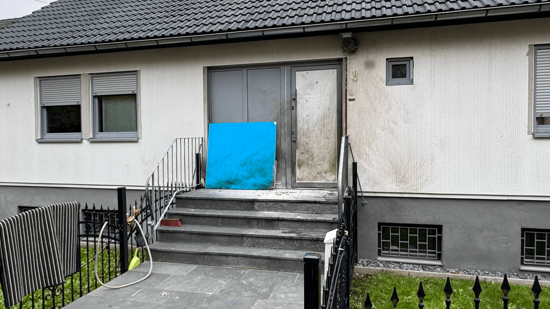 Das Einfamilienhaus in Meschenich: Hier kam es in der Nacht zur Explosion.