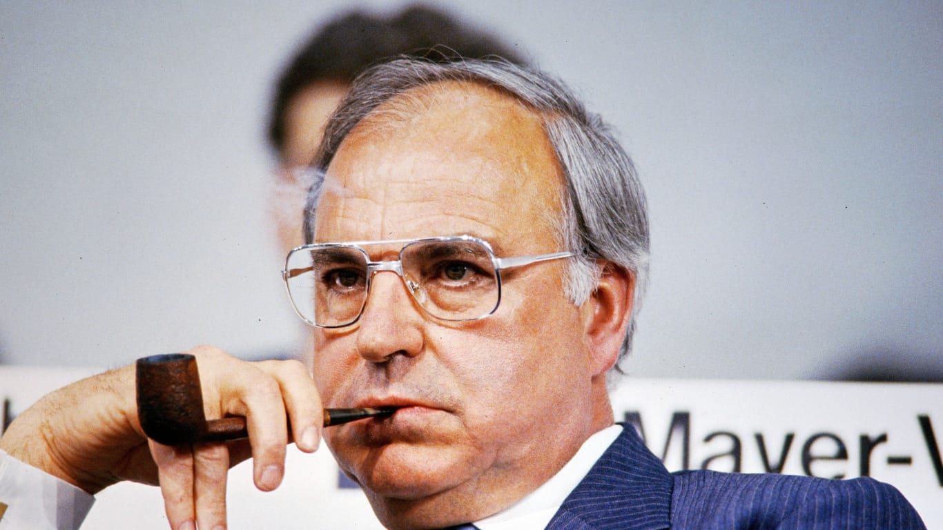 Helmut Kohl mit Pfeife (Archivbild): Geht es nach dem Regierenden Bürgermeister von Berlin soll es zukünftig eine Straße geben, die nach dem Politiker benannt ist.