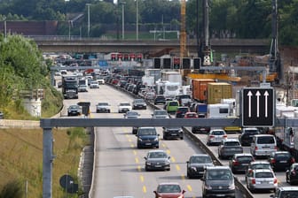 In Hamburg auf der A7 wird der sogenannte Deckel gebaut: Dort kommt es immer wieder zu langen Staus und stockendem Verkehr.