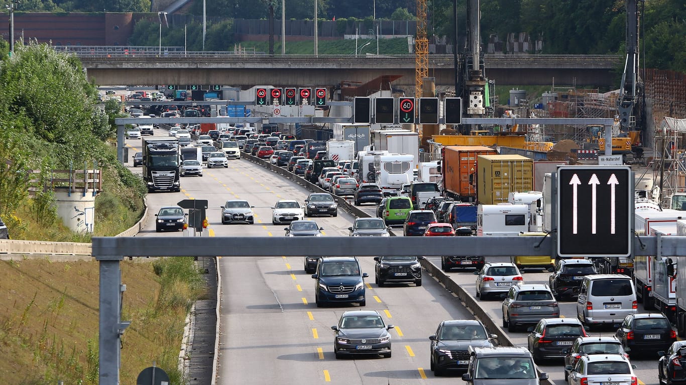 In Hamburg auf der A7 wird der sogenannte Deckel gebaut: Dort kommt es immer wieder zu langen Staus und stockendem Verkehr.