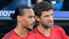 Leroy Sané (li.) und Thomas Müller im aktuellen Heimtrikot des FC Bayern: Die Spielkleidung ist bei hartgesottenen Bayern-Fans nicht unbedingt beliebt.