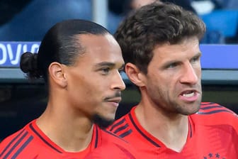 Leroy Sané (li.) und Thomas Müller im aktuellen Heimtrikot des FC Bayern: Die Spielkleidung ist bei hartgesottenen Bayern-Fans nicht unbedingt beliebt.