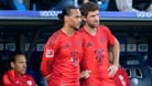 Leroy Sané (li.) und Thomas Müller im aktuellen Heimtrikot des FC Bayern: Die Spielkleidung ist bei hartgesottenen Bayern-Fans nicht unbedingt beliebt.